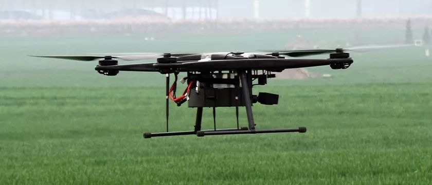 碳纖維復(fù)合材料在快遞無人機(jī)領(lǐng)域應(yīng)用發(fā)展?jié)摿薮? /></p>
<p>&nbsp;</p>
<p>針對這些難題，除了通過優(yōu)化設(shè)計和更高品質(zhì)的電池系統(tǒng)外，<strong>通過使用輕量化材料減輕無人機(jī)自重也是一個有效的解決方案</strong>。以挪恩復(fù)材為國內(nèi)某無人機(jī)企業(yè)定制的無人機(jī)外殼為例，<strong>整個殼體采用<a href=