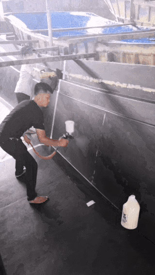 工人在FRP船模上噴涂蜜蠟HydroSpeed。它可以節(jié)省時(shí)間，勞動(dòng)力和金錢！