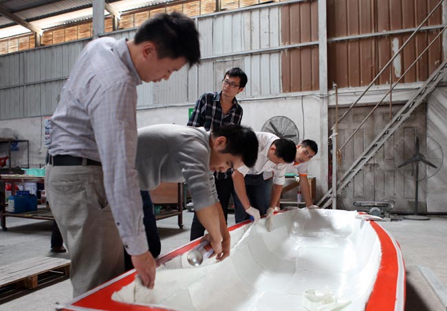 FRP真空成型（真空導入）設(shè)備機器演示