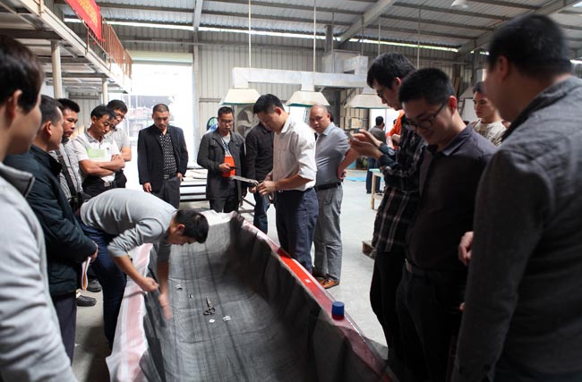 FRP真空成型（真空導入）設(shè)備機器演示