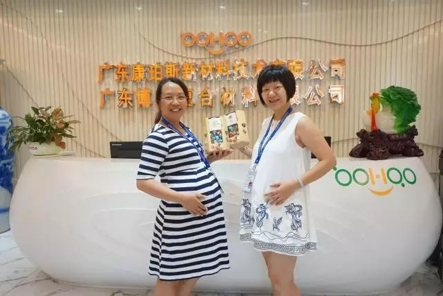 博皓家庭里銷售精英賴姐(左)和客服部黃經理(右),兩位既是精明干練的職場女精英,同時也是熱心關愛博皓家人的優雅媽媽